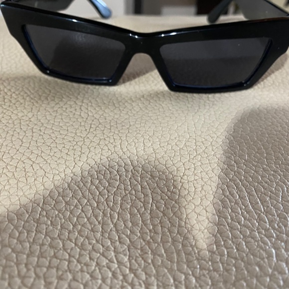 RARE VINTAGE VERSACE SUNGLASSES - Picture 2 of 7